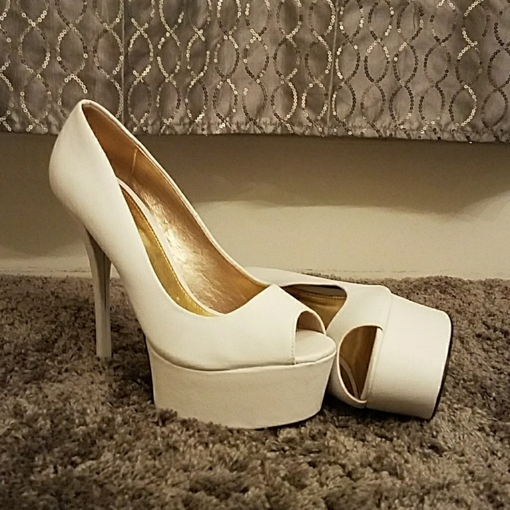 Peep toe pumps!